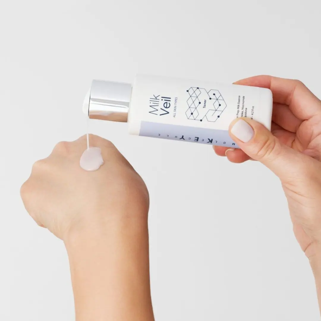 Nanošenje Key Molecule Milk Veil mlečne esencije na kožu lica