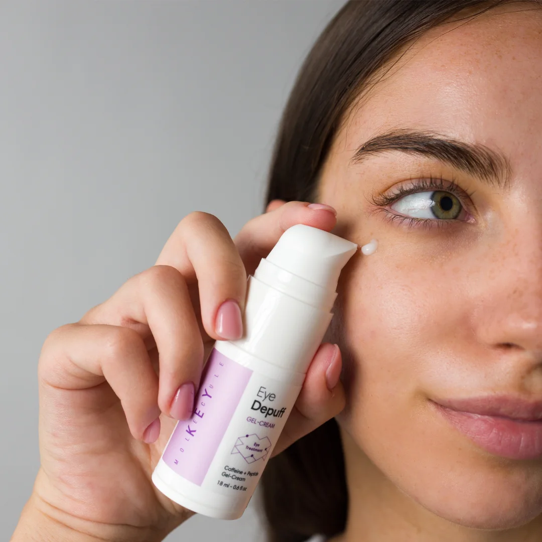 Nanošenje KEY Molecule Eye Depuff gel-kreme na područje ispod oka